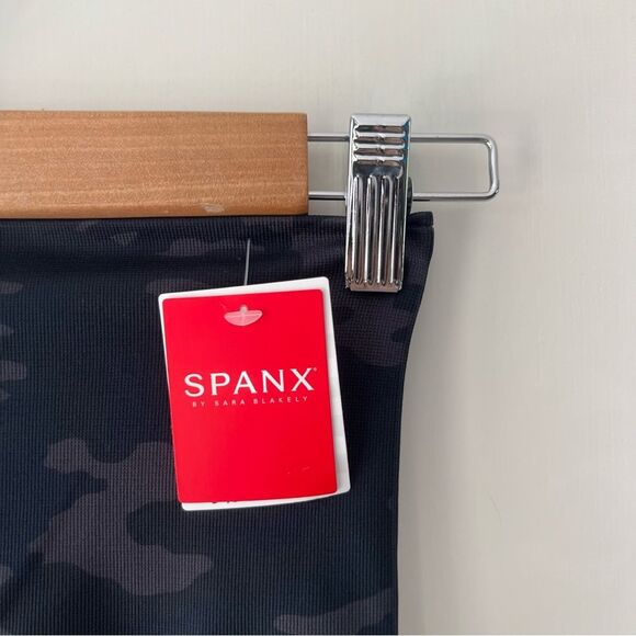 NWT Spanx Look at Me Now Seamless Leggings in Black Camo - Picture 8 of 10